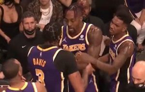 ก็มาดิวัยรุ่น !! Anthony Davis หวิดวางมวยใส่ Dwight Howard ระหว่างเกมที่พบกับ Phoenix Suns